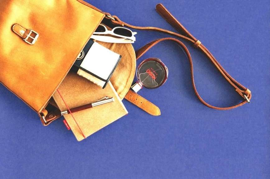 Электрошокер, пилочка, пластырь: 16 вещей, которые должны быть в женской сумке