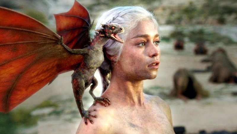 Звезда «Игры престолов» Эмилия Кларк сделала тату в виде драконов