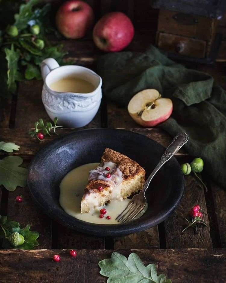 Готовить обязательно! Творожный пирог с яблоками и ванильным соусом от Анжелики Зоркиной