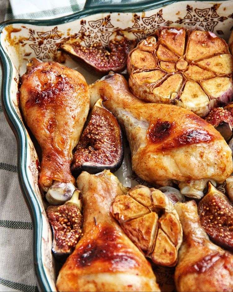 Как разнообразить ужин: готовим куриные голени с инжиром