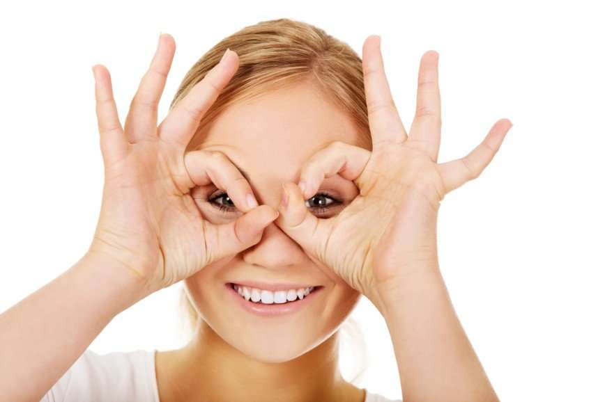 Прочь, гусиные лапки: упражнения от морщинок вокруг глаз, которые легко повторить дома у зеркала