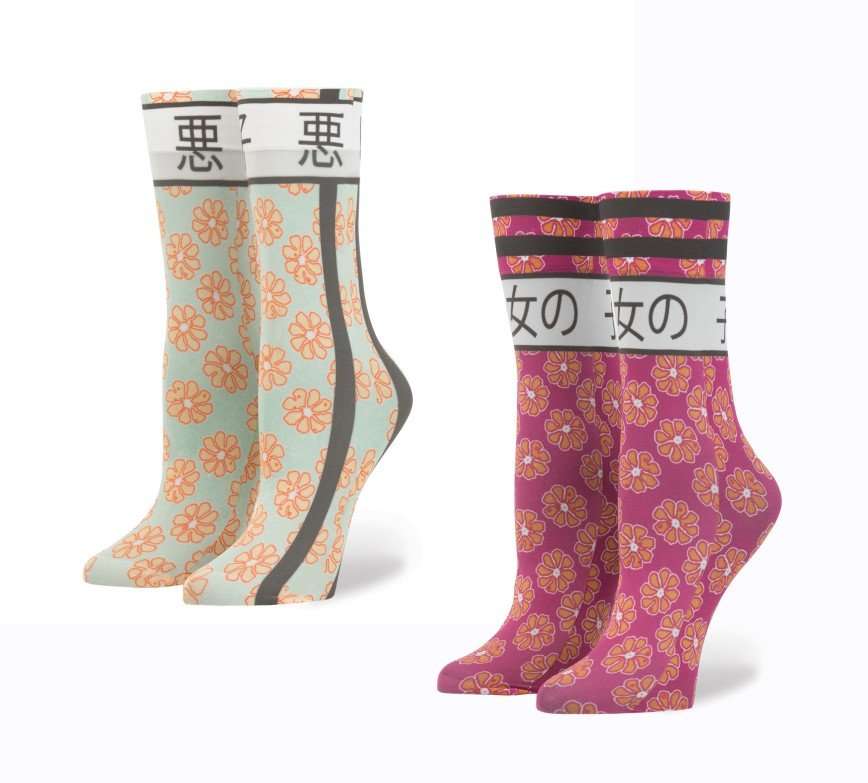 Яркие, пушистые, с японскими мотивами носки от Рианны