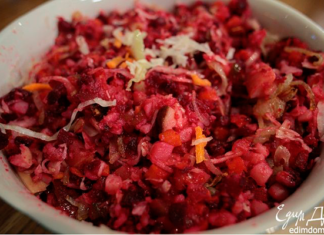 Теплий салат з яйцем і беконом.