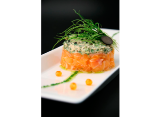 Лососевий тартар з кремом з козячого сиру.