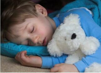 Діти-відмінники висипаються ночами.