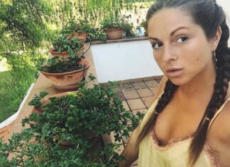 Співачка Нюша показала розкішні груди на спільному фото з донькою.