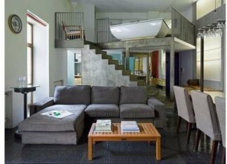 Двоярусна квартира в Санкт-Петербурзі.