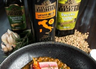 Стейк з тунця з тосканської сочевицею і оливковою олією.