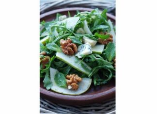 Салат з грушами і сиром рокфор.