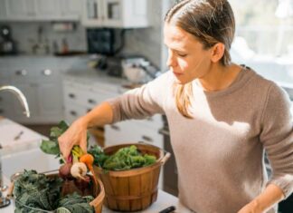 Їжте і насолоджуйтеся: Дженніфер Гарнер поділилася рецептом бурякових чіпсів.