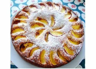 Пиріг з волоськими горіхами і персиками.