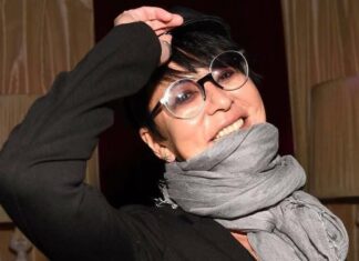 На мене посипалися пелюстки троянд: Ірина Хакамада згадала про подарунок чоловіка.