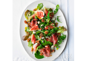 Салат з інжиром горіхами і шинкою.