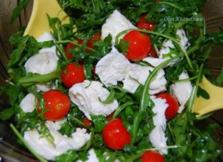 Теплий салат з моцарелою.