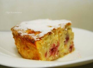 Шарлотка яблучно – полуничний.