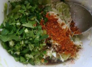 Мясний рулет з сирно-огірковим соусом.