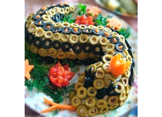 Новорічний салат Змійка.