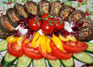 Рулет з телятини з печерицями, шинкою і моцарелою.