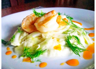 Салат з фенхелю і креветок.