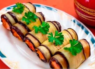 Рулетики з баклажанів з помідорами.