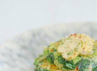 Оладки зі шпинатом і маслом з лайма.