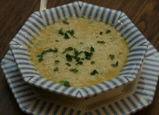 Суп із сочевиці з перцем і кмином.