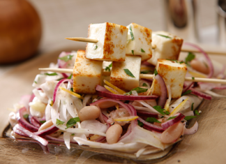 Салат з фенхелю, білій квасолі і обсмаженого сулугуні.