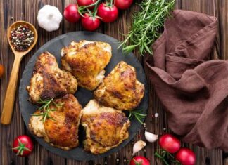 Ніжно і смачно: готуємо ароматні курячі стегна з грибами і овочами.