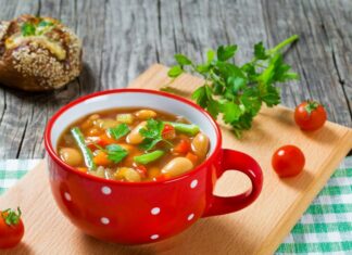 Топ-5 кращих рецептів живильних супів з квасолею.