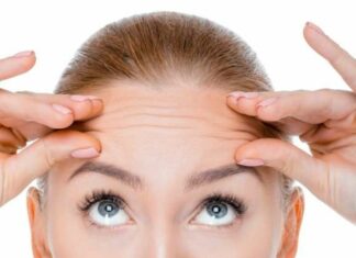 Геть, гусячі лапки: вправи від зморшок навколо очей, які легко повторити вдома біля дзеркала.