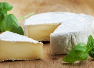 Брі, запечена з розмарином і чебрецем.