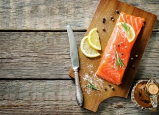 Краще магазинної: як засолити рибку до новорічного столу.