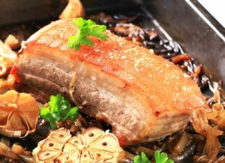 Не встояти: запечена свиняча грудинка з овочами.