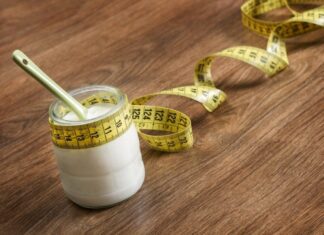 Змішати чистий йогурт з варенням або відразу придбати зі солодким наповнювачем?.