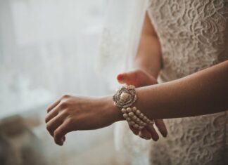 У дівчини підкосилися ноги, коли вона побачила браслет на руці зовиці.