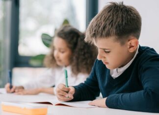 Більше 70% росіян проти використання смартфонів у школах.