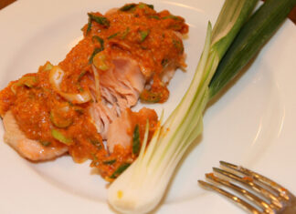 Сьомга з соусом з солодкого перцю і фундука.