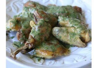 Запечена цесарка з соусом з тархуну.