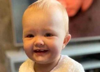 Молоду маму захейтили за те, що вона проколола доньці вуха в 8 тижнів