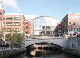 Відео: чоловік побудував таємний будинок в торговому центрі і прожив там 4 роки