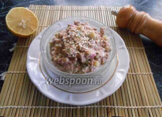 Салат з консервованим тунцем, кунжутом і маринованими огірками