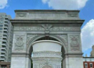 16 малюнків художника, який зображує на паперових стаканчиках місця, де побував