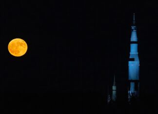 uitzet Superголубая Луна над «Ракетным Городом»