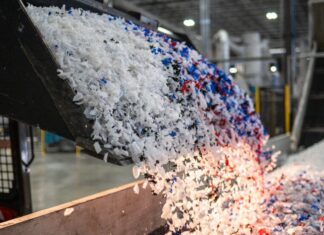 Exxon і California ведуть дуельні судові процеси через пластмаси