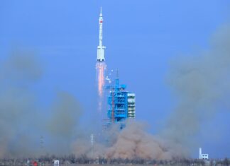 Важкий політ китайських астронавтів: рятувальні операції та системні проблеми