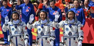 Китайські астронавти тимчасово застрягли в космосі після того, як потрапили в космічне сміття