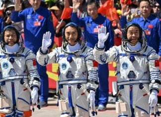 Китайські астронавти тимчасово застрягли в космосі після того, як потрапили в космічне сміття