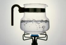 Загадковий випадок киплячих бульбашок: чому вода в мікрохвильовці залишається нерухомою