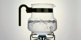 Загадковий випадок киплячих бульбашок: чому вода в мікрохвильовці залишається нерухомою