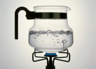 Загадковий випадок киплячих бульбашок: чому вода в мікрохвильовці залишається нерухомою